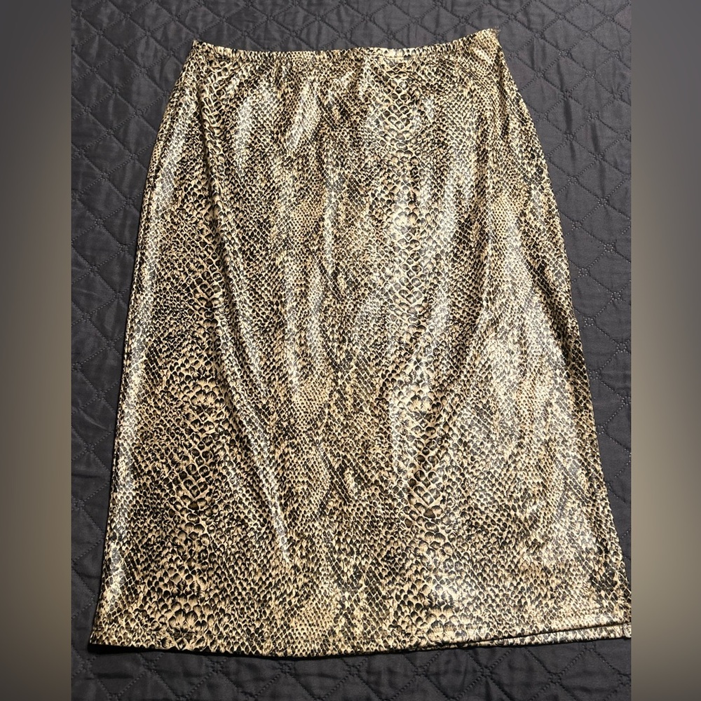 Snake print skirt with side slit